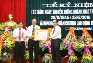 Đồng chí Nguyễn Văn Quang, Phó Bí thư Tỉnh ủy, Chủ tịch UBND tỉnh thừa ủy quyền của Chủ tịch nước, trao Huân chương Lao động hạng nhất cho Sở GTVT Hòa Bình.